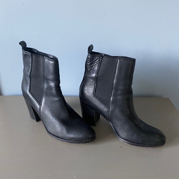 WEEKEND SALE! Black booties - Picture 1 of 3